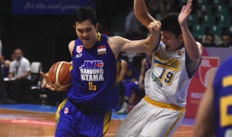 Pertandingan Indonesian Basketball League (IBL) musim lalu antara Bandung Utama dan Bimasakti. Bandung Utama berganti nama menjadi Siliwangi Bandung pada IBL musim depan.