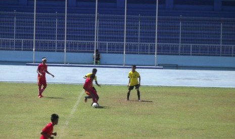 Pertandingan Kejurnas Sepakbola antar PPLP/PPLPD 2015 Grup C antara PPLPD Riau (kostum kuning) melawan PPLP Sumbar di Stadion Depati Amir, Jumat (28/3). Kekalahan PPLPD Riau 2-4 pada laga ini membuat tiket ke semifinal dari grup ini diraih PPLPD Aceh.