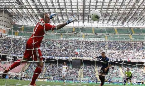 Pertandingan Liga Utama Serie A antara Inter Milan dengan Cesena di Stadion San Siro, Milan, Italia, Ahad (29/4).