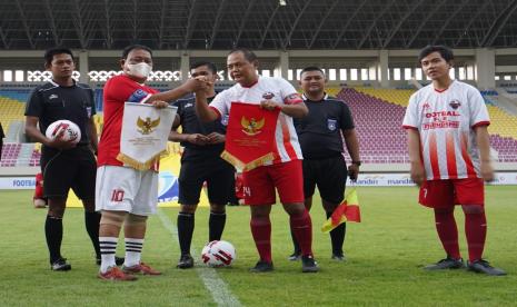 Pertandingan  memperebutkan Piala Wali Kota Solo 2022, Sabtu (12/2/2022)  di Stadion Manahan  Solo, pukul 16.00 WIB.   Menariknya dalam laga persahabatan tersebut dua tokoh kepala daerah dikenal dekat dengan rakyatnya itu yakni Gubernur Kalimantan Selatan, H Sahbirin Noor atau Paman Birin dan Wali Kota Solo Gibran Rakabuming tampil  bersama meski beda tim.