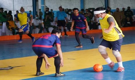 Pertandingan menarik dalam tempo tinggi, dihiasi dengan gol - gol indah spektakuler mewarnai laga persahabatan Tim Futsal Paman Birin All Star dengan Tim Setda Tanah Laut. Laga persahabatan ini berlangsung di Lapangan Futsal Aufar Pelaihari, dalam rangka memeriahkan  penutupan Turnamen Futsal Paman Birin Cup Tanah Laut Muda di Lapangan Futsal Aufar Pelaihari, Selasa (12/10).