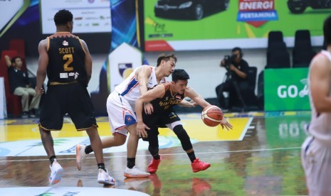 Pertandingan perdana IBL Pertamax Seri ketiga, Kamis (10/1) di Sritex Arena, Solo Jawa Tengah. Pelita Jaya Jakarta menang 70-63 atas Hang Tuah.