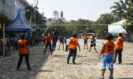   Pertandingan persahabatan Bola Voli antara Prajurit Lantamal III Jakarta melawan ABK Kapal Perang Angkatan Laut New Zealand di lapangan voli Mako Lantamal III.