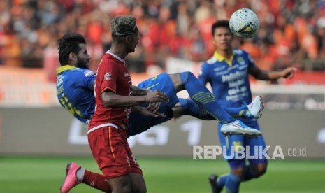 Pertandingan Persija Jakarta melawan Persib Bandung dalam laga lanjutan Liga 1 di Stadion Gelora Bung Karno, Senayan, Jakarta, Rabu (10/7).