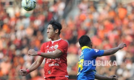 Pertandingan Persija Jakarta melawan Persib Bandung dalam laga lanjutan Liga 1 di Stadion Gelora Bung Karno, Senayan, Jakarta, Rabu (10/7).