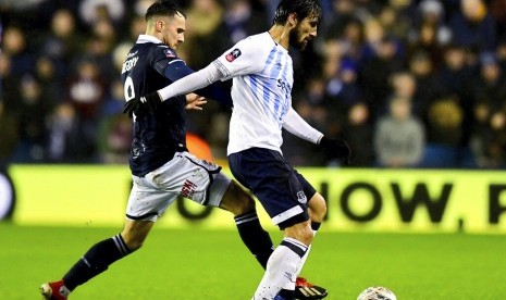 Pertandingan Piala FA antara Everton (putih) dan Millwall di Stadion Den, markas Millwall.