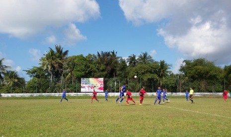 Pertandingan Semifinal Kejurnas Sepakbola antar PPLP/PPLPD 2015 antara PPLP Maluku versus PPLP Jawa Tengah (kostum biru) di Stadion Orom, Sungai Liat, Babel, Sabtu (30/5).