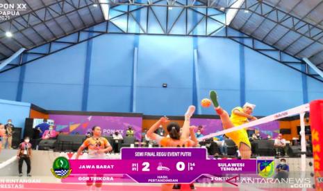 Pertandingan semifinal tim sepak takraw putri Jabar melawan Sulawesi Tengah di GOR Trikora Uncen, Kabupaten Jayapura, Papua, Minggu (3/10/2021).