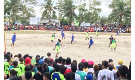 Pertandingan sepak bola dalam ajang Gala Desa di Kepulauan Aru, Maluku, Sabtu (15/7).