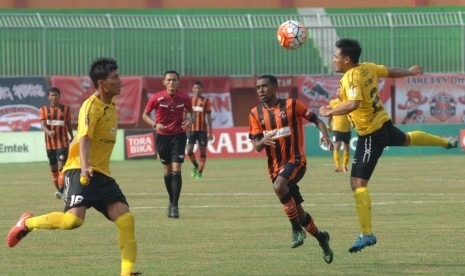 Pertandingan sepak bola di Stadion Gelora Ratu Pamelingan, Pamekasan.