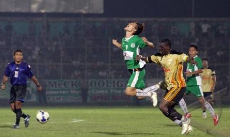 Pertandingan sepak bola yang digelar di Stadion Teladan Medan.