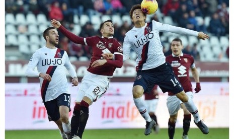 Pertandingan Torino (putih) kontra Bologna.