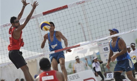 Pertandingan voli pantai di Turnamen Internasional Voli Pantai Asia Pasifik 2012 di Jakabaring Sport City, Palembang, Sumatera Selatan. 