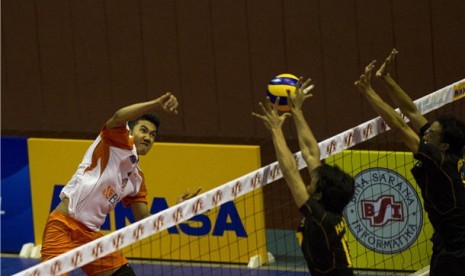 Pertandingan voli putra putaran pertama liga bola voli Proliga 2013 di Hall Basket, Senayan, Jakarta, Sabtu (16/2).