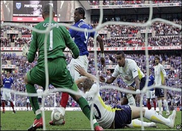 Pertandingan semi final Piala FA antara Portsmouth melawan Spurs di Wembley.