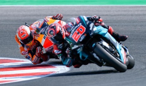 Pertarungan antara Fabio Quartararo dari Petronas  Yamaha SRT dan Marc Marquez dari Tim Repsol Honda selama GP San Marino, Ahad (15/9). 