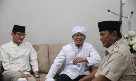 Pertemuan antara Aa Gym (tengah) dengan Sandiaga Uno (Kiri) dan Prabowo Subianto (kanan) di Jakarta, Sabtu (13/4).