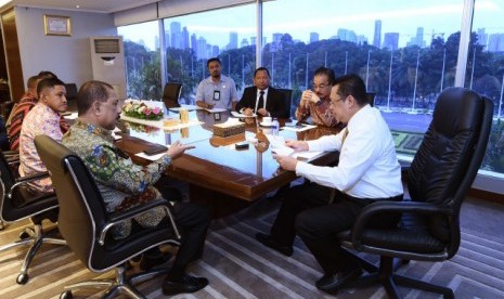 Pertemuan antara Ketua DPR RI dengan Wali Kota Ambon Richard Louhenapassy di ruang kerjanya, Gedung DPR RI, Senayan, Jakarta, Selasa (13/3). 