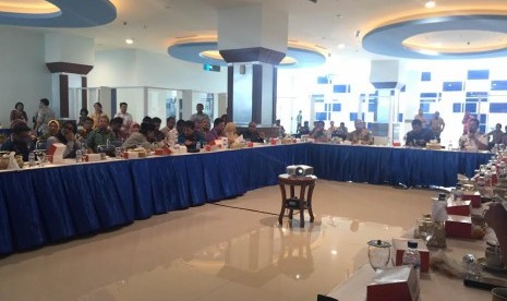 pertemuan antara Komisi V dengan Kepala Kantor Otoritas Pelabuhan Tanjung Perak, Direktur Kepelabuhanan Kementerian Perhubungan, Direktur Operasional Pelabuhan Tanjung Perak, Direksi Pelindo III, Balai Besar Jalan Nasional, Basarnas, hingga BMKG.