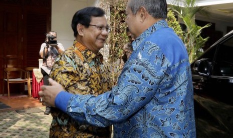 Susilo Bambang Yudhoyono (SBY) and Prabowo Subianto (left).