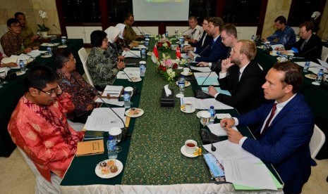  Pertemuan bilateral Menteri LHK Siti Nurbaya dan Menteri Lingkungan Hidup dan Pangan Denmark Esben Lunde Larsen membahas penguatan kerja sama pengelolaan lingkungan hidup secara berkelanjutan, Jakarta, Senin (11/4). (dok. Kementerian LHK)