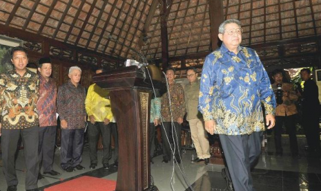 Pertemuan Cikeas, Presiden Susilo Bambang Yudhoyono (kanan) meninggalkan podium seusai memberikan keterangn pers terkait pertemuannya dengan petinggi partai yang tergabung dalam Koalisi Merah Putih.