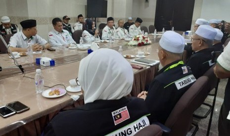 Pertemuan diskusi antara petugas haji Indonesia dan Malaysia di Kantor Misi Haji Malaysia, Makkah, Selasa (20/8) sore. 