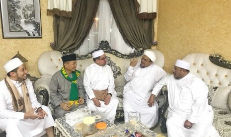 Pertemuan etua Majelis Syuro PKS Habib Salim Segaf Al Jufri dengan Habib Rizieq Shihab di Makkah, Selasa (5/6)