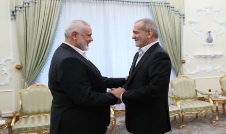 Pertemuan Ismail Haniyeh dengan Presiden Iran terpilih Masoud Pezeshkian di Teheran, Selasa (30/7/2024).