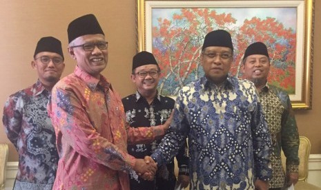 Pertemuan Istana: Ketua Umum PBNU KH Aqiel Siradj bersalaman dengan Ketua Umum PP Muhammadiyah Haedhar Nashir di Istana Negara Jakarta, (1/10).