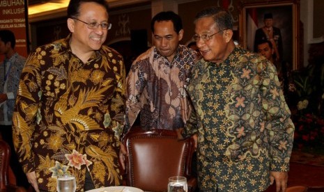 PERTEMUAN PERBANKAN TAHUNAN. Gubernur BI Darmin Nasution (kanan) berbincang dengan Ketua DPD RI Irman Gusman (kiri) ketika menghadiri Pertemuan Tahunan Perbankan Bankers Dinner di gedung Bank Indonesia, Jakarta, Jumat (23/11). Pertemuan ini dihadiri oleh P