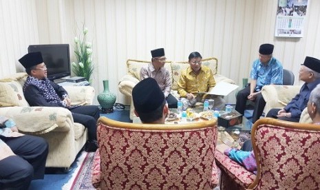 The Chairman of Indonesian Council of Ulama (MUI) KH Ma'ruf Amin receiving a visit of seven members of Regional Representative Council at MUI central office, Jakarta, on Thursday. 