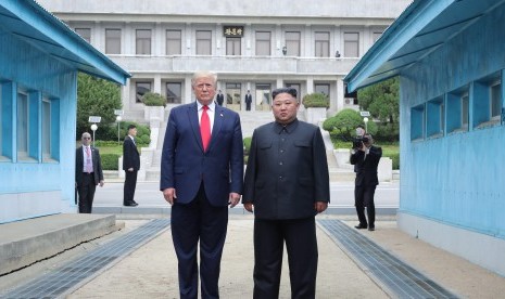 Pertemuan Presiden AS Donald J. Trump (kiri) dan pemimpin Korea Utara Kim Jong-un (kanan) di Zona Demiliterisasi Korea. Korut menilai diskusi dengan AS hanya merupakan alat politik bagi Washington. Ilustrasi.