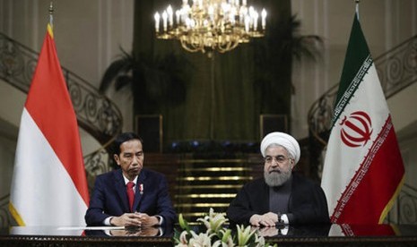 President Joko Widodo met with Iranian President Hassan Rouhani at Tehran, Iran.