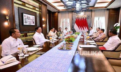 Pertemuan Presiden Prabowo Subianto dan Wapres ke-10 dan ke-12 RI M Jusuf Kalla beserta sejumlah menteri di Presidential Lounge, Istana Kepresidenan Jakarta pada Selasa (4/2/2025).