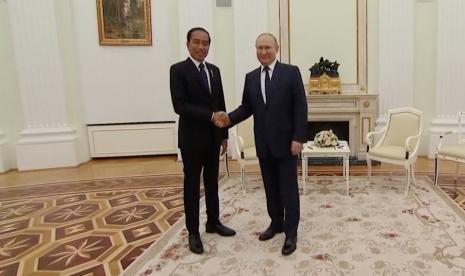 Pertemuan Presiden RI, Jokowi (kiri) dengan Presiden Rusia, Vladimir Putin (kanan) di Moskow.