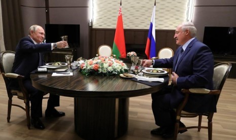 Pertemuan Presiden Rusia Vladimir Putin dan Presiden Belarus Alexander Lukashenko memicu protes. Pengadilan di Belarus menjatuhi hukum penjara pada 20 pengunjuk rasa. Ilustrasi.