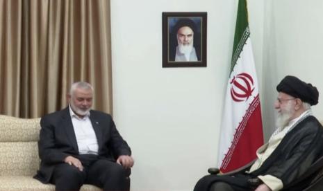 Pertemuan terakhir Ismail Haniyeh dan Pemimpin Tertinggi Iran Ali Khamenei. Militer Iran mengumumkan hasil penyelidikan penyebab kematian Haniyeh.