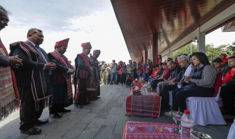 Pertemuan tokoh masyarakat di Pelabuhan Muara di Hutana Godang, Muara, Kab. Tapanuli Utara, Sumatra Utara, Ahad (12/11/2023).