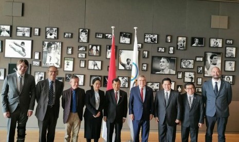 Pertemuan Wakil Presiden Jusuf Kalla (JK) beserta rombongan dengan presiden IOC Thomas Bach. Dimarkas IOC Di Laussane Swiss, Rabu (15/5)