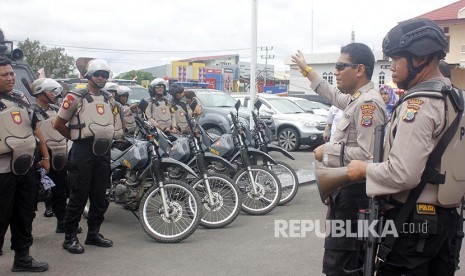 Petugas Kepolisian bersiap mengamankan aksi demonstrasi massa di halaman Mapolres Kota Sorong, Papua Barat, Senin (19/8)