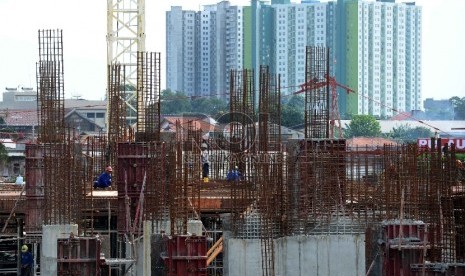 Pertumbuhan Kredit Properti Stagnan: Suasana pembangunan gedung bertingkat di kawasan Cawang, Jakarta, Selasa (10/2). 