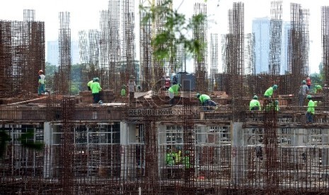 Pertumbuhan Kredit Properti Stagnan: Suasana pembangunan gedung bertingkat di kawasan Cawang, Jakarta, Selasa (10/2). 