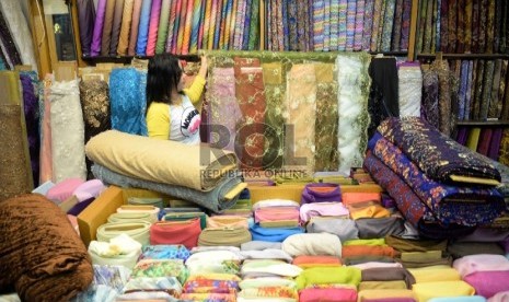 Pertumbuhan Tekstil dan Produk Tekstil: Karyawan merapikan kain lokal yang dijual di salah satu tokoh di Pasar Mayestik, Jakarta. (Republika/ Yasin Habibi)