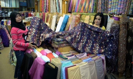 Pertumbuhan Tekstil dan Produk Tekstil: Karyawan merapikan kain lokal yang dijual di salah satu tokoh di Pasar Mayestik, Jakarta, Kamis (29/1).(Republika/ Yasin Habibi)