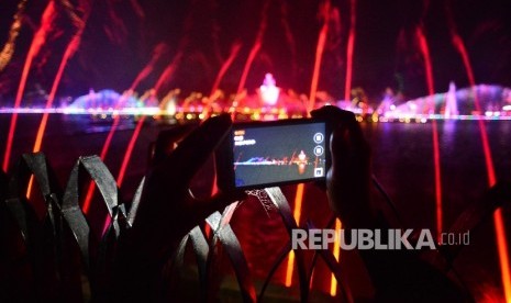 Pertunjukan air mancur di Taman Sri Baduga, Purwakarta. (Foto: Yogi Ardhi/Republika)