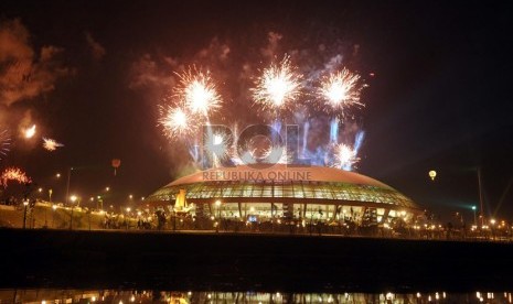  Pertunjukan Kembang Api saat pembukaan PON XVII di Stadion Utama Riau, Pekanbaru, Riau, Selasa (11/9).   (Adhi Wicaksono)