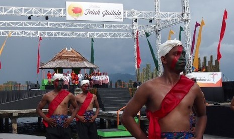 Pertunjukan kesenian Sasadu on the Sea saat penutupan acara Festival Teluk Jailolo Sabtu (7/5).