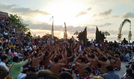 Pertunjukan tari Kecak di Uluwatu, Badung, Bali, Jumat (15/11). Menteri Pariwisata dan Ekonomi Kreatif, Wishnutama Kusubandio, mengingatkan masyarakat Bali untuk tetap memprioritaskan faktor keselamatan dan kesehatan dalam pembukaan kembali pariwisata untuk wisatawan domestik mulai 31 Juli 2020.