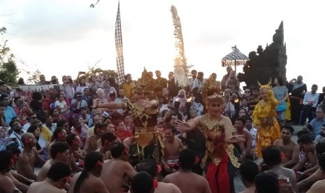 Pertunjukan tari Kecak di Uluwatu, Badung, Bali, Jumat (15/11).